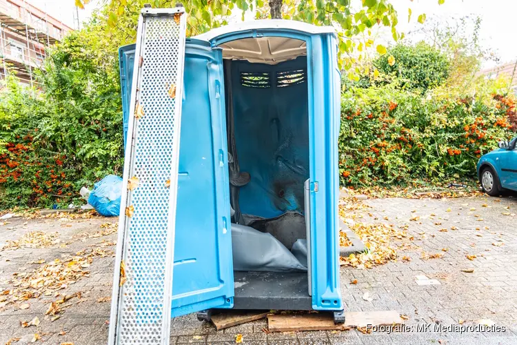 Dixi in brand gestoken in Rotterdam, jonge daders op de vlucht