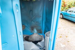 Dixi in brand gestoken in Rotterdam, jonge daders op de vlucht