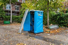 Dixi in brand gestoken in Rotterdam, jonge daders op de vlucht