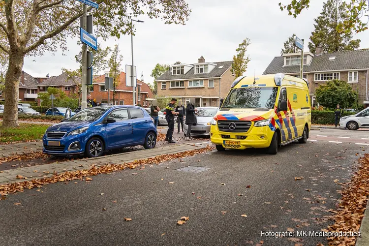 Fietser met spoed naar ziekenhuis na aanrijding met auto in Rotterdam