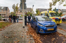 Fietser met spoed naar ziekenhuis na aanrijding met auto in Rotterdam