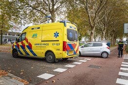 Fietser met spoed naar ziekenhuis na aanrijding met auto in Rotterdam