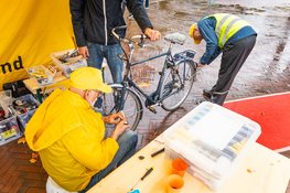 Reparatie fietslichten actie gehouden door fietsbond