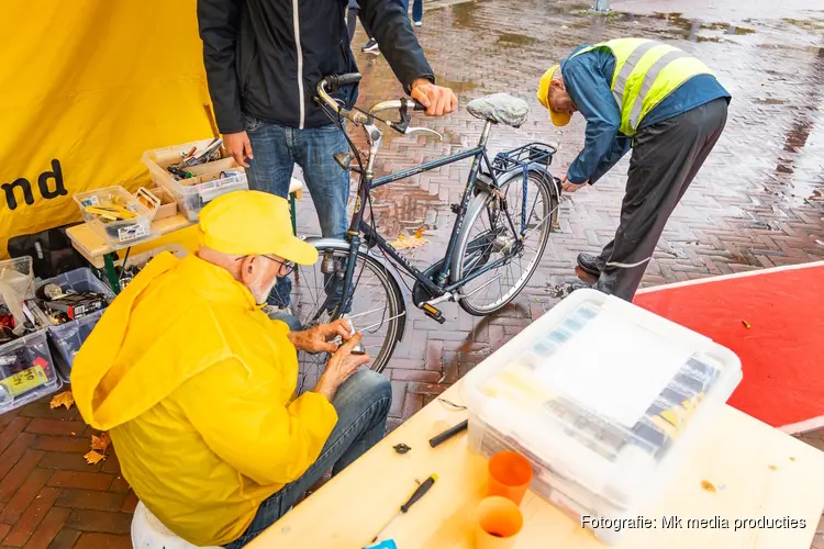 Reparatie fietslichten actie gehouden door fietsbond
