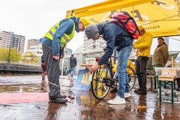 Reparatie fietslichten actie gehouden door fietsbond