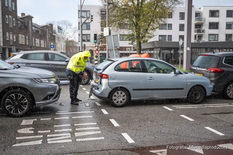 Drie auto's betrokken bij aanrijding Dorpsweg in Rotterdam
