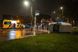 Busje op zijn kant na aanrijding Rotterdam