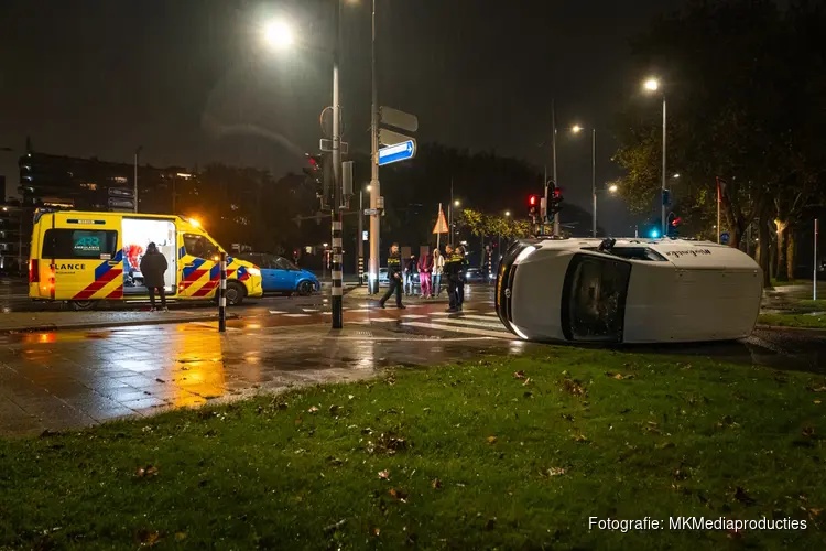 Busje op zijn kant na aanrijding Rotterdam