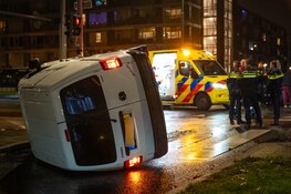 Busje op zijn kant na aanrijding Rotterdam