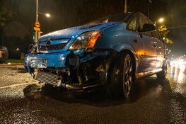 Busje op zijn kant na aanrijding Rotterdam