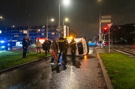 Busje op zijn kant na aanrijding Rotterdam