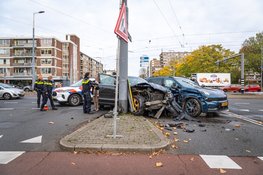 Twee gewonden en veel schade na aanrijding in Rotterdam