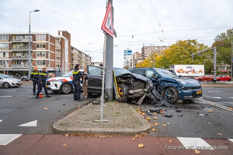 Twee gewonden en veel schade na aanrijding in Rotterdam