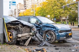 Twee gewonden en veel schade na aanrijding in Rotterdam