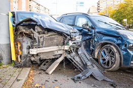 Twee gewonden en veel schade na aanrijding in Rotterdam