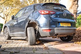 Voertuig raakt boom en een geparkeerde auto
