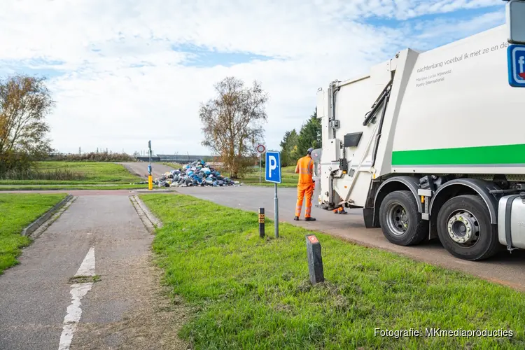 Vuilnis op straat gedumpt na brand in vuilniswagen