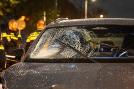 Gewonde en gebarsten ruit na aanrijding