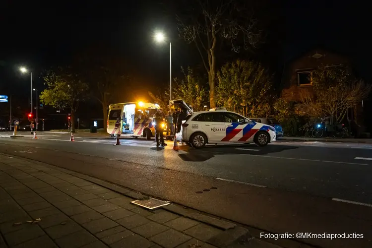 Auto rijdt door na aanrijding met scooter