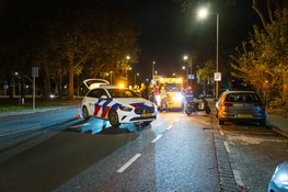 Auto rijdt door na aanrijding met scooter