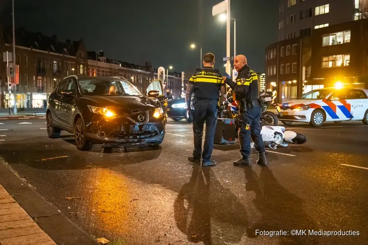 Schade bij aanrijding tussen auto en scooter in Rotterdam