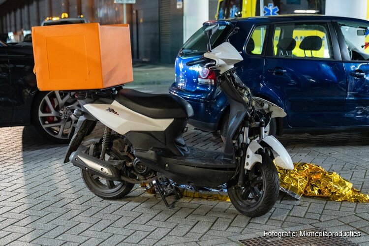Bezorger met spoed naar het ziekenhuis na aanrijding