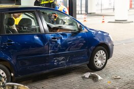 Bezorger met spoed naar het ziekenhuis na aanrijding