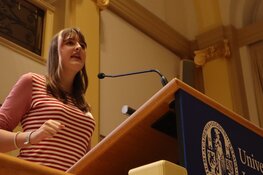 Erasmiaans Gymnasium wint publieksprijs van vijftiende Max Havelaar Toesprakentoernooi