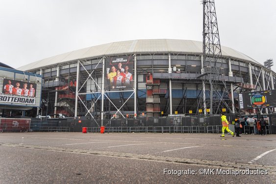 Excellerende Ueda helpt Feyenoord aan ruime zege op PEC Zwolle