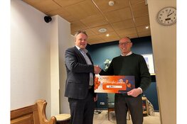 Van der Wiel Makelaardij doneert jubileumbedrag aan drie Rotterdamse goede doelen