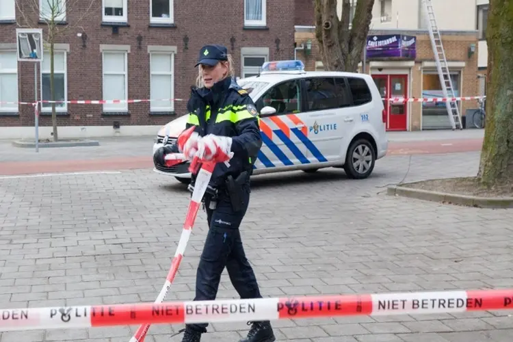 Lantaarnpaal omver gereden door auto in vlaardingen
