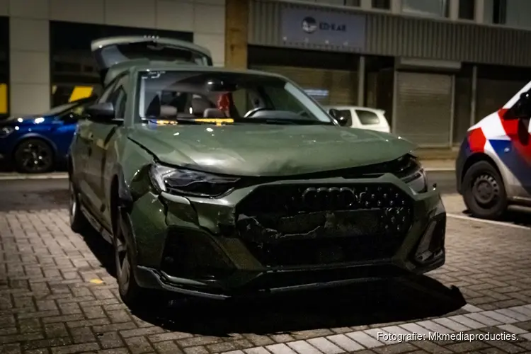 Ongeval tussen twee auto's op de Berkenwoudestraat in Rotterdam