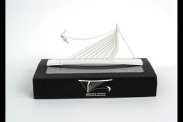 Tomas Schats presenteert de Erasmusbrug-schommel:  een speels eerbetoon aan Rotterdams meest iconische brug