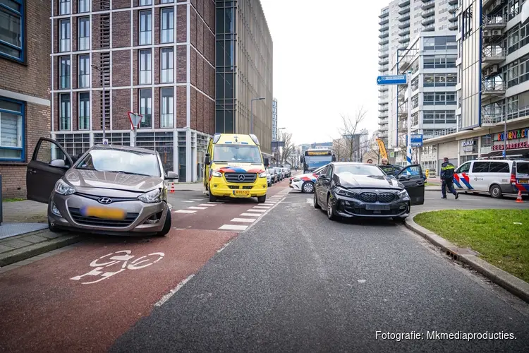 Aanrijding op de kruising Dynamostraat - Motorstraat in Rotterdam