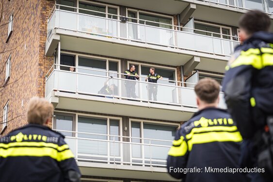 Verwarde vrouw op balkon in Rotterdam door politie overmeesterd