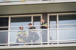 Verwarde vrouw op balkon in Rotterdam door politie overmeesterd