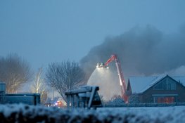 Loods met caravans en motoren volledig in brand