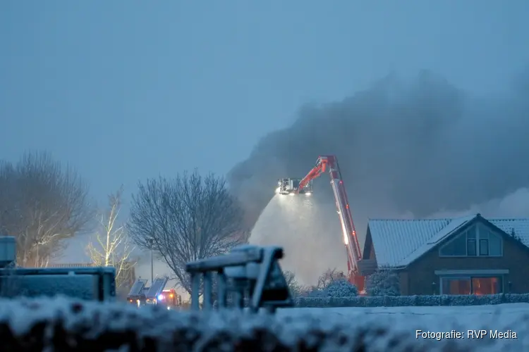 Loods met caravans en motoren volledig in brand