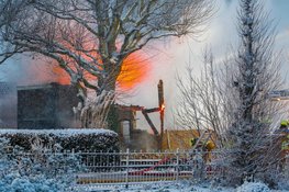 Loods met caravans en motoren volledig in brand