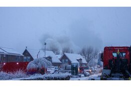 Loods met caravans en motoren volledig in brand