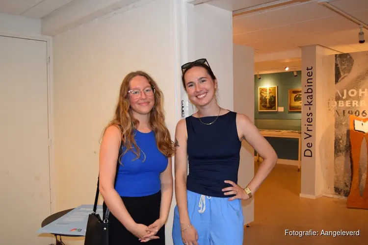 Drukbezochte opening van tentoonstelling Maassluis Tekent in Museum Maassluis