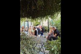 Drukbezochte opening van tentoonstelling Maassluis Tekent in Museum Maassluis