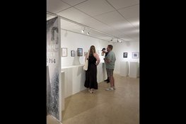 Drukbezochte opening van tentoonstelling Maassluis Tekent in Museum Maassluis