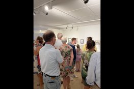 Drukbezochte opening van tentoonstelling Maassluis Tekent in Museum Maassluis