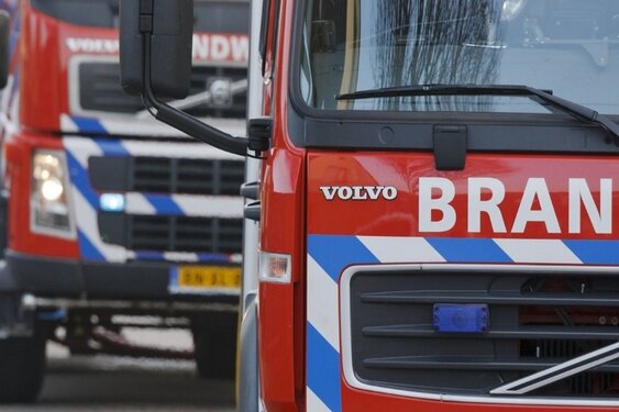 Auto's en woningen beschadigd na afvalbrand in Rotterdam