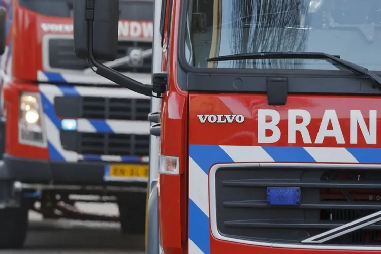 Auto's en woningen beschadigd na afvalbrand in Rotterdam