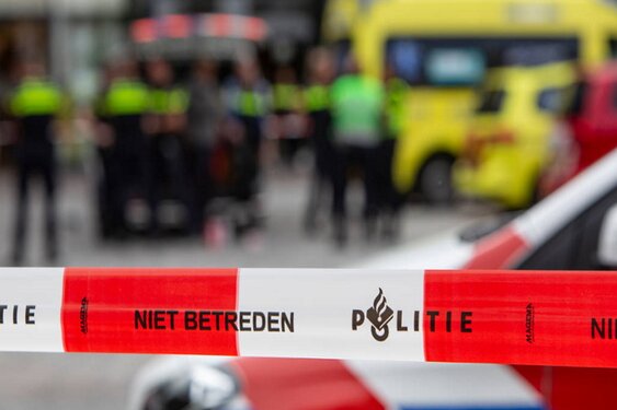 Auto breekt in twee stukken na ernstig ongeval in Rotterdam